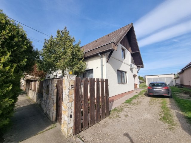 Eladó családi ház, Szigetszentmártonban 84.9 M Ft, 6 szobás