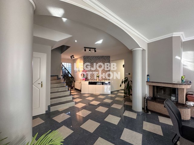 Eladó családi ház, Cegléden 150 M Ft, 5 szobás
