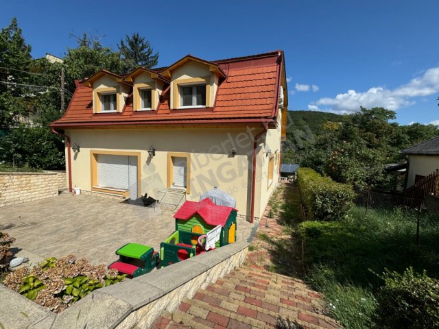 Eladó családi ház, Budapesten, II. kerületben 424.2 M Ft