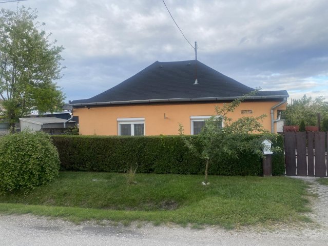 Eladó családi ház, Ácson 51.9 M Ft, 3 szobás