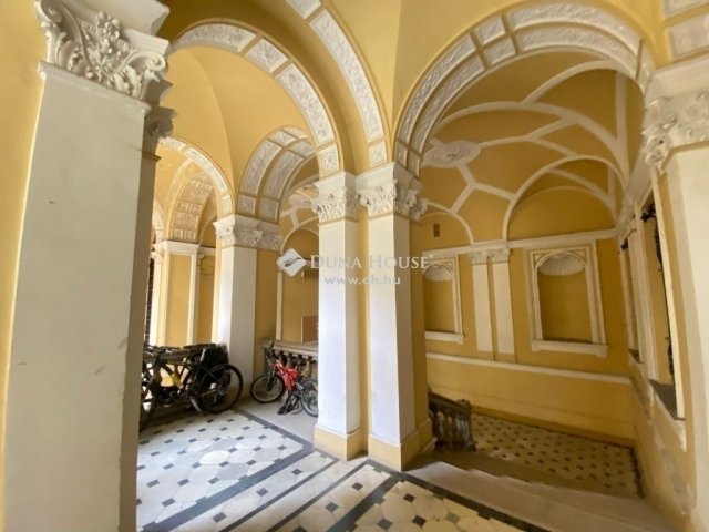 Eladó téglalakás, Budapesten, VI. kerületben 89.9 M Ft, 2 szobás