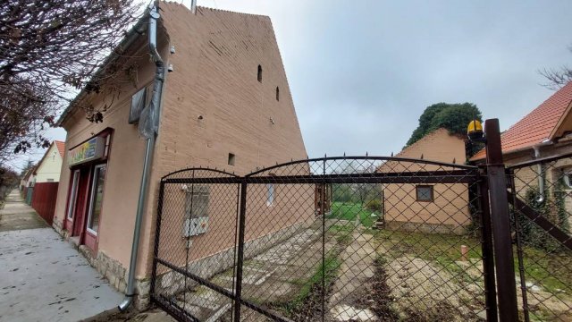 Eladó családi ház, Dombóváron 24.5 M Ft, 7 szobás