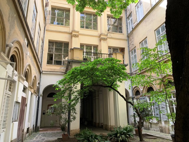 Eladó téglalakás, Budapesten, V. kerületben, Október 6. utcában