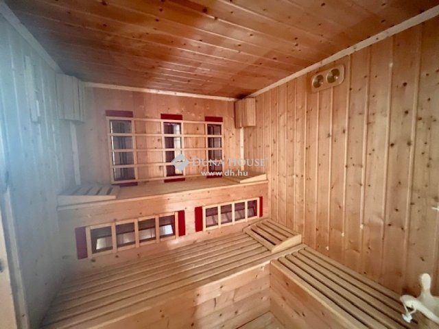 Eladó családi ház, Barcson 182 M Ft, 7 szobás