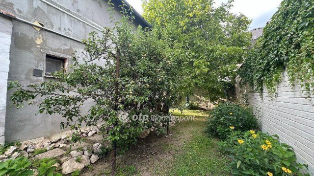 Eladó családi ház, Budapesten, III. kerületben 90.6 M Ft