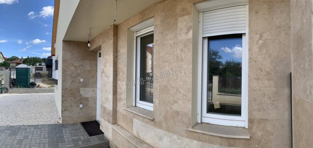 Eladó ikerház, Csömörön 129.9 M Ft, 4 szobás