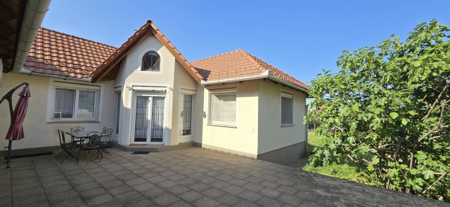 Eladó családi ház, Pakson 87.9 M Ft, 4 szobás