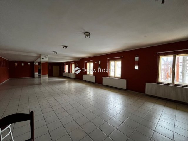 Eladó üzlethelyiség, Szentlászlón 75 M Ft, 1 szobás