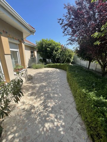 Eladó családi ház, Hegyeshalomban 89.999 M Ft, 4+1 szobás