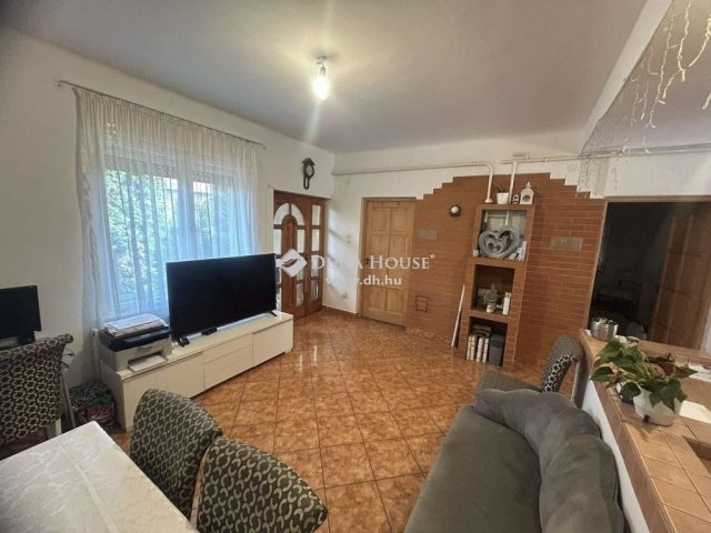 Eladó családi ház, Mendén 89.9 M Ft, 8 szobás