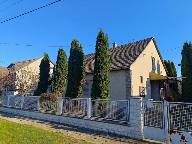 Eladó családi ház, Dombóváron 28.5 M Ft, 3 szobás