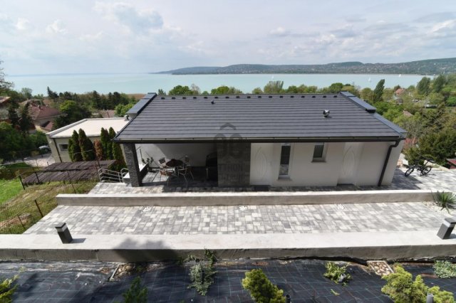 Eladó családi ház, Balatonfűzfőn 295 M Ft, 8 szobás