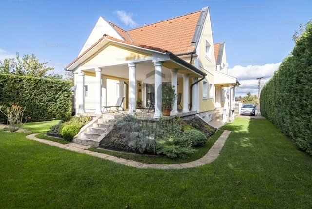 Eladó családi ház, Kistarcsán 290 M Ft, 8 szobás