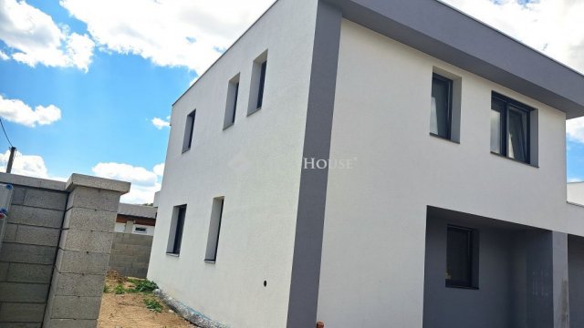 Eladó sorház, Ajkán 80 M Ft, 4 szobás / költözzbe.hu