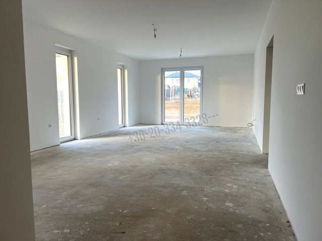 Eladó családi ház, Nagytarcsán 214.9 M Ft, 8 szobás