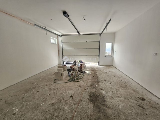 Eladó családi ház, Szentendrén 225 M Ft, 5 szobás