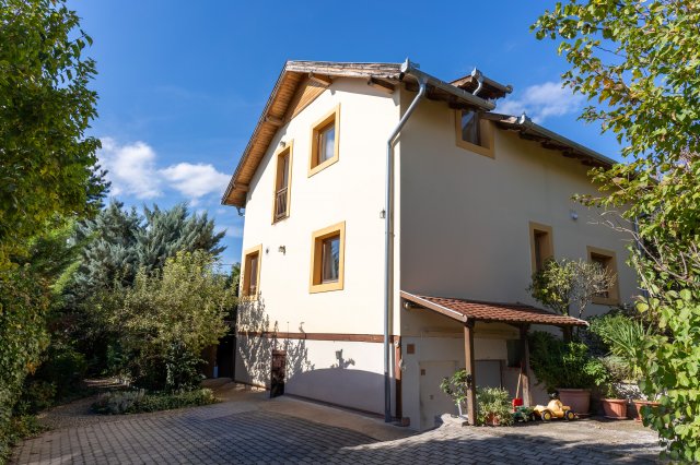Eladó családi ház, Szentendrén 180 M Ft, 5 szobás