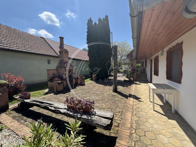 Eladó családi ház, Geresdlakon 93 M Ft, 6+4 szobás