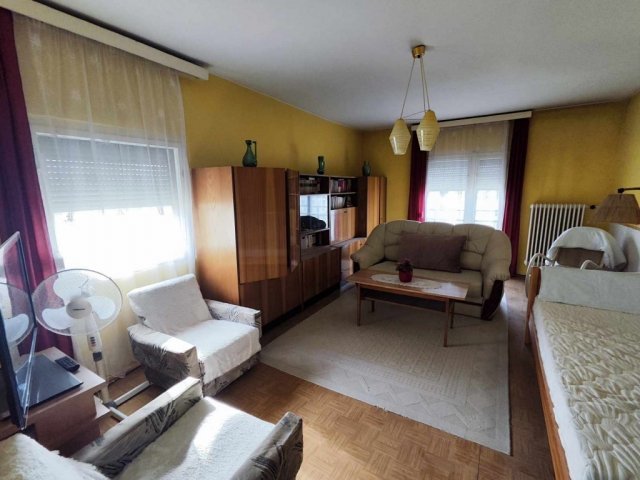 Eladó panellakás, Pécsett 39.9 M Ft, 2 szobás