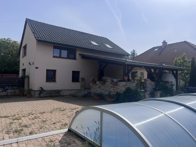 Eladó családi ház, Szadán 149.9 M Ft, 5+2 szobás