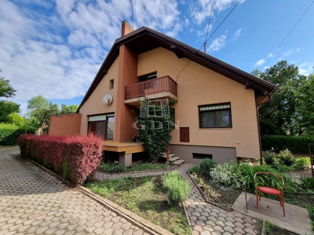 Eladó családi ház, Székesfehérvárott 109.9 M Ft, 5+1 szobás