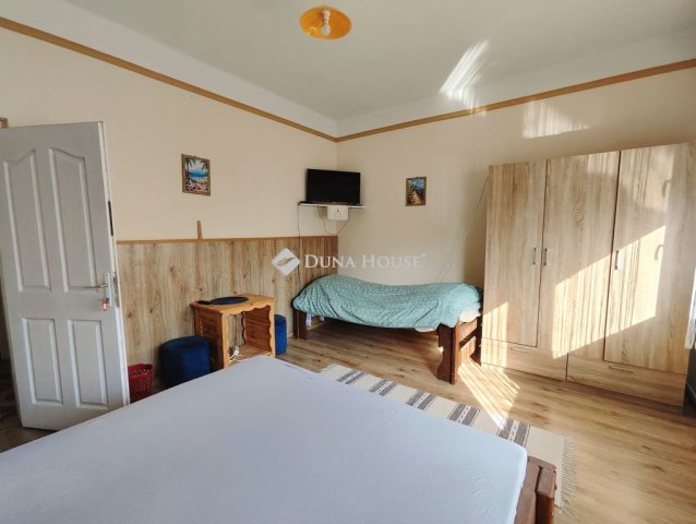 Eladó családi ház, Siófokon 90 M Ft, 4+2 szobás