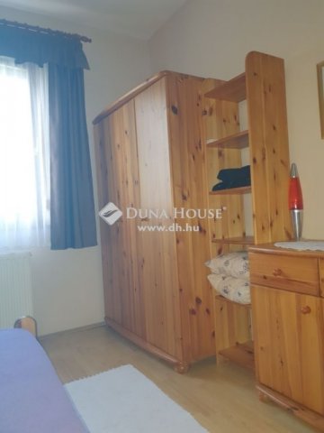 Kiadó téglalakás, albérlet, Pécsett 280 E Ft / hó, 3 szobás