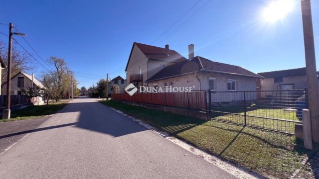 Eladó családi ház, Monorierdőn 89.9 M Ft, 9 szobás