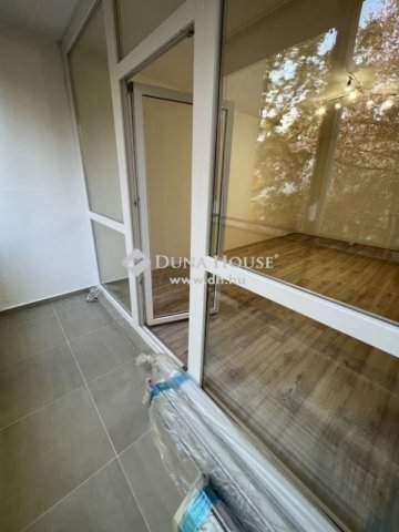 Eladó panellakás, Pécsett 47.9 M Ft, 3 szobás