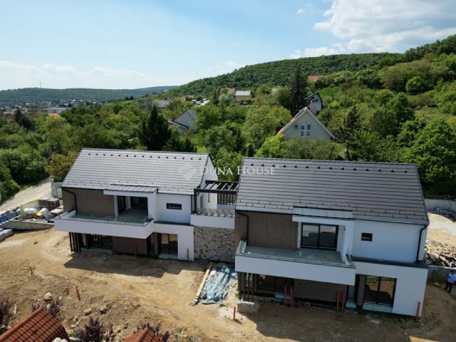Eladó téglalakás, Balatonalmádiban 139 M Ft, 3 szobás