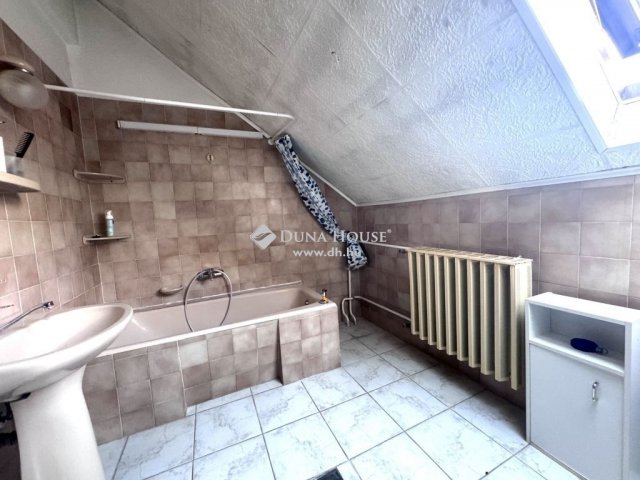 Eladó sorház, Komlón 64.99 M Ft, 7 szobás / költözzbe.hu