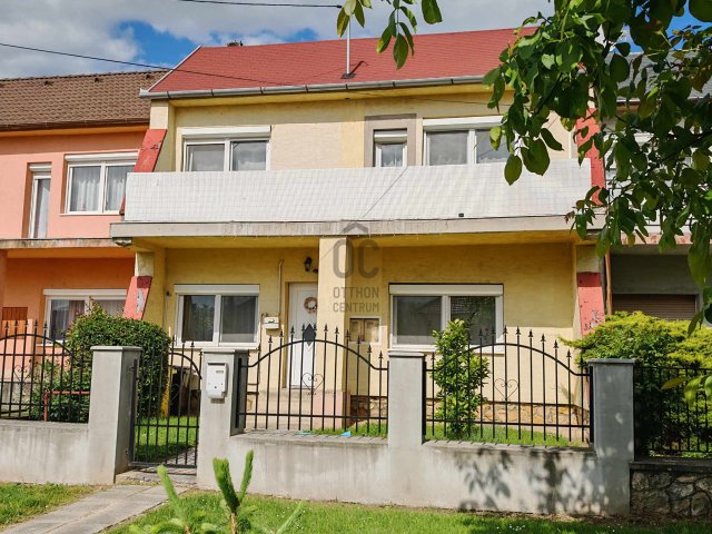 Eladó ikerház, Ajkán 54.5 M Ft, 4 szobás / költözzbe.hu