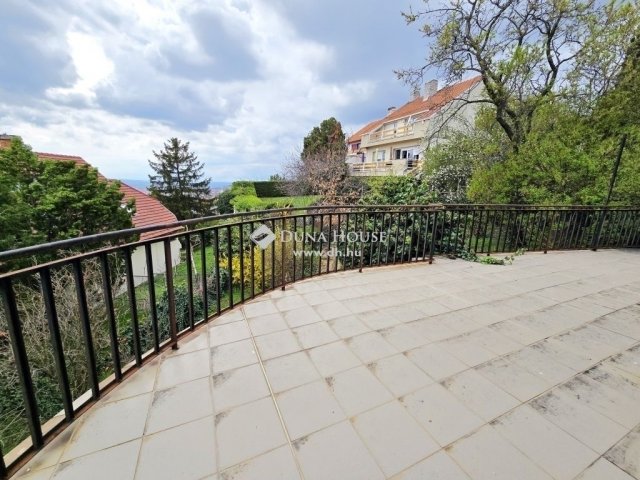 Eladó családi ház, Pécsett 145 M Ft, 5 szobás