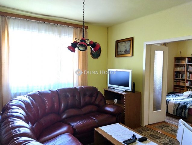 Eladó családi ház, Kesztölcön 47.99 M Ft, 2 szobás