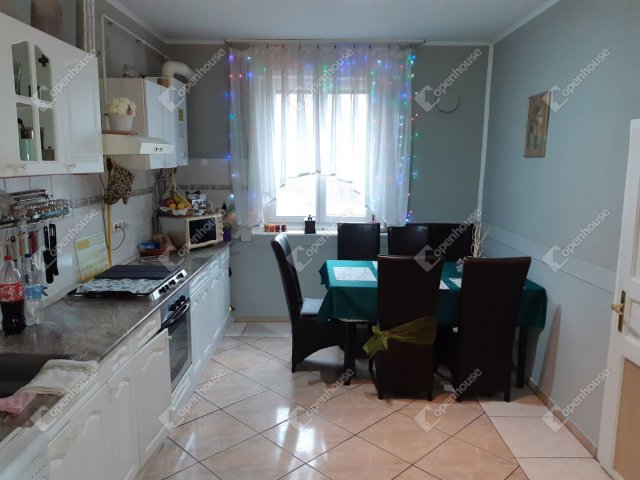 Eladó családi ház, Szolnokon 44.99 M Ft, 4 szobás