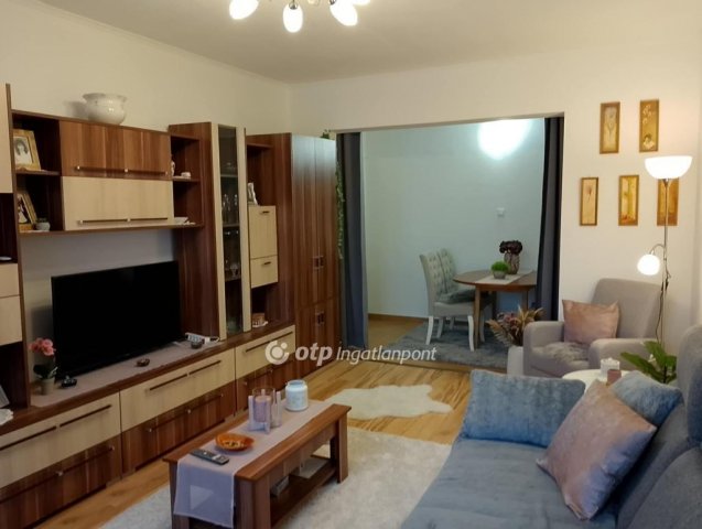 Eladó panellakás, Győrött 56 M Ft, 3 szobás