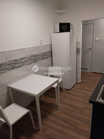 Kiadó téglalakás, albérlet, Pécsett 200 E Ft / hó, 2 szobás