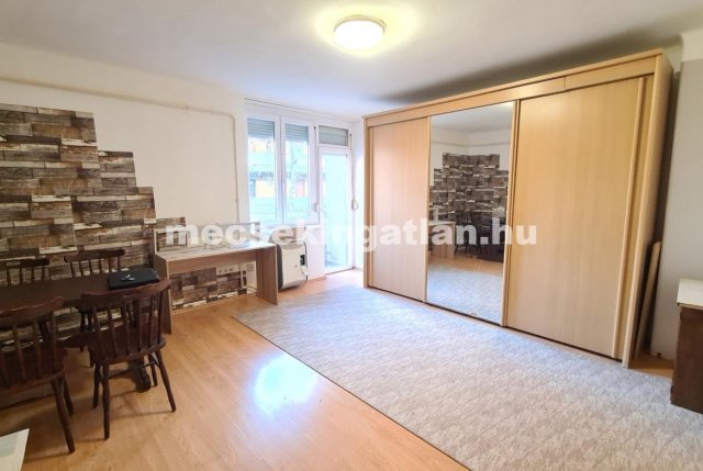 Kiadó téglalakás, albérlet, Pécsett 120 E Ft / hó, 1 szobás