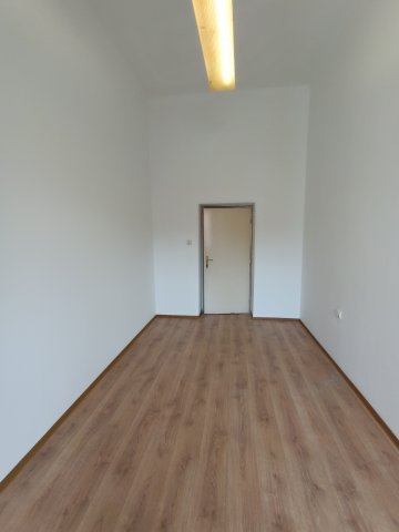 Eladó üzlethelyiség, Székesfehérvárott 25 M Ft, 1 szobás