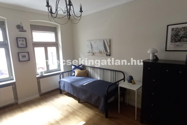 Kiadó téglalakás, albérlet, Pécsett 160 E Ft / hó, 1 szobás
