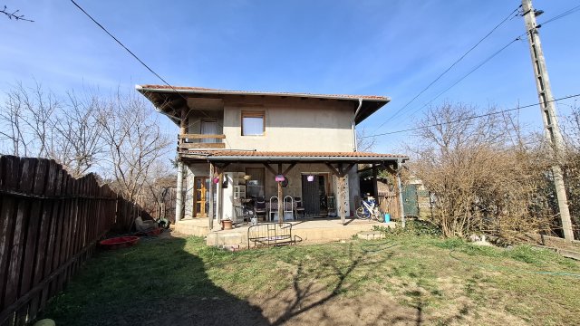 Eladó családi ház, Felsőpakonyban 94.7 M Ft, 9 szobás