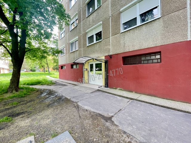 Eladó panellakás, Oroszlányban 21.3 M Ft, 1+1 szobás