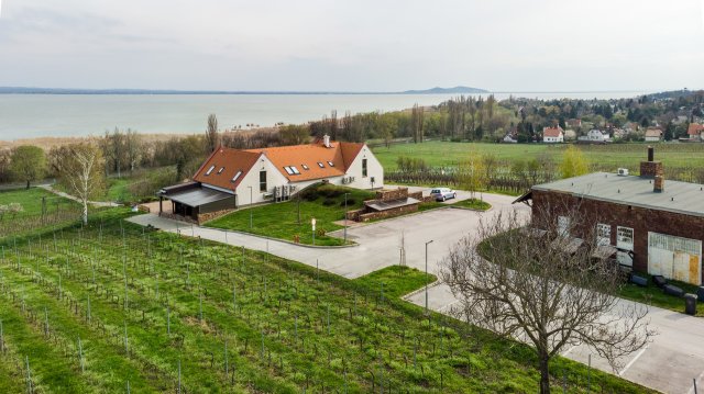 Eladó üzlethelyiség, Balatonrendesen 803.96 M Ft