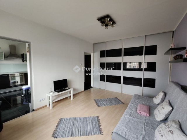 Eladó panellakás, Tatabányán 35 M Ft, 1 szobás