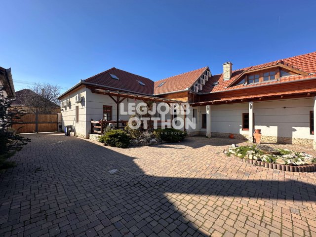 Eladó családi ház, Cegléden 130 M Ft, 5+1 szobás