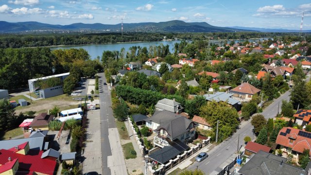 Eladó családi ház, Dunakeszin, Liget utcában 230 M Ft, 7 szobás