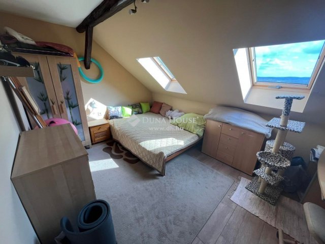 Eladó családi ház, Pécsett 94.9 M Ft, 6 szobás