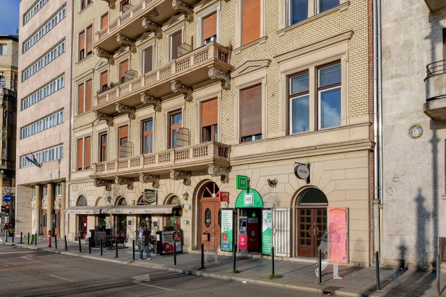 Eladó üzlethelyiség, Budapesten, V. kerületben, Belgrád rakparton