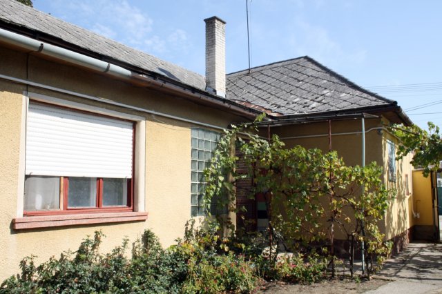 Eladó családi ház, Baján 31 M Ft, 4 szobás