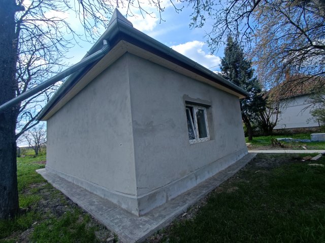 Eladó családi ház, Újszászon 19.5 M Ft, 2 szobás